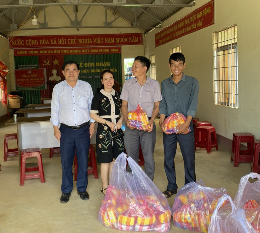 Cục Thống kê tỉnh Đắk Lắk thăm thăm, tặng quà buôn kết nghĩa nhân dịp tết Trung thu năm 2023